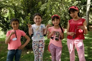 Permite que cualquier persona pueda aprender música, adquirir habilidades y competencias musicales a través de los materiales que encuentran en el portal y luego enseñarlas a los niños.